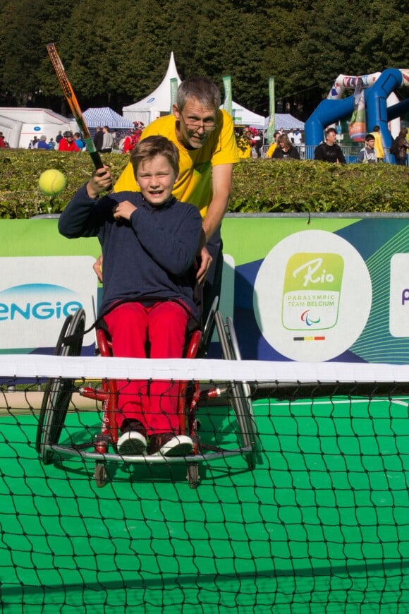 Le prince Gabriel de Belgique s'est essayé au tennis en fauteuil roulant à l'occasion de la 9e Fête du Sport au parc du Cinquantenaire, à Bruxelles, le 20 septembre 2015. La famille royale prenait part ce jour-là au Dimanche sans voiture.