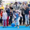 La reine Mathilde de Belgique s'essaye au jeu de quilles les yeux bandés le 20 septembre 2015 lors de la 9e Fête du Sport à Bruxelles dans le Parc du Cinquantenaire. La famille royale participait ce jour-là au Dimanche sans voiture.