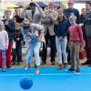 La reine Mathilde de Belgique s'essaye au jeu de quilles les yeux bandés le 20 septembre 2015 lors de la 9e Fête du Sport à Bruxelles dans le Parc du Cinquantenaire. La famille royale participait ce jour-là au Dimanche sans voiture.
