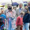 La reine Mathilde de Belgique s'essaye au jeu de quilles les yeux bandés le 20 septembre 2015 lors de la 9e Fête du Sport à Bruxelles dans le Parc du Cinquantenaire. La famille royale participait ce jour-là au Dimanche sans voiture.