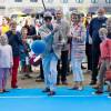 Le roi Philippe de Belgique s'essaye au jeu de quilles les yeux bandés le 20 septembre 2015 lors de la 9e Fête du Sport à Bruxelles dans le Parc du Cinquantenaire. La famille royale participait ce jour-là au Dimanche sans voiture.
