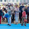 Le roi Philippe de Belgique s'essaye au jeu de quilles les yeux bandés le 20 septembre 2015 lors de la 9e Fête du Sport à Bruxelles dans le Parc du Cinquantenaire. La famille royale participait ce jour-là au Dimanche sans voiture.