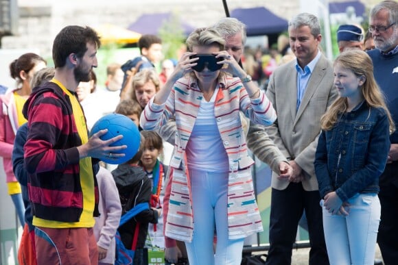 La reine Mathilde de Belgique s'est essayée au jeu de quilles les yeux bandés le 20 septembre 2015 lors de la 9e Fête du Sport à Bruxelles dans le Parc du Cinquantenaire. La famille royale participait ce jour-là au Dimanche sans voiture.