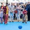 Le prince Emmanuel de Belgique s'essaye au jeu de quilles les yeux bandés le 20 septembre 2015 lors de la 9e Fête du Sport à Bruxelles dans le Parc du Cinquantenaire. La famille royale participait ce jour-là au Dimanche sans voiture.