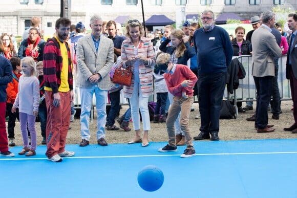 Le prince Emmanuel de Belgique s'essaye au jeu de quilles les yeux bandés le 20 septembre 2015 lors de la 9e Fête du Sport à Bruxelles dans le Parc du Cinquantenaire. La famille royale participait ce jour-là au Dimanche sans voiture.