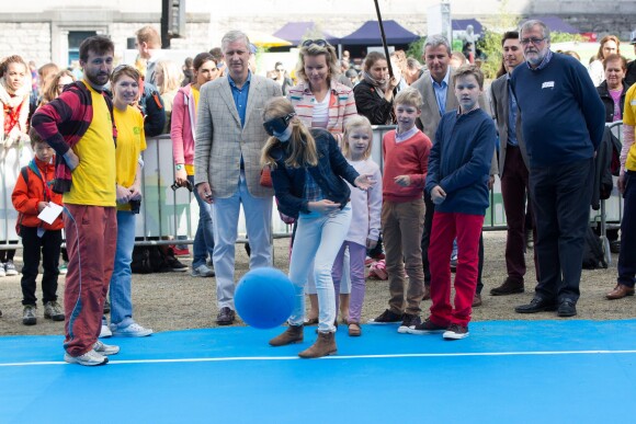 La princesse Elisabeth de Belgique s'essaye au jeu de quilles les yeux bandés le 20 septembre 2015 lors de la 9e Fête du Sport à Bruxelles dans le Parc du Cinquantenaire. La famille royale participait ce jour-là au Dimanche sans voiture.