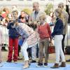 La reine Mathilde de Belgique s'essaye au jeu de quilles les yeux bandés, le 20 septembre 2015 à Bruxelles, dans le Parc du Cinquantenaire, à l'occasion de la 9e Fête du Sport. La famille royale participait ce jour-là au Dimanche sans voiture.