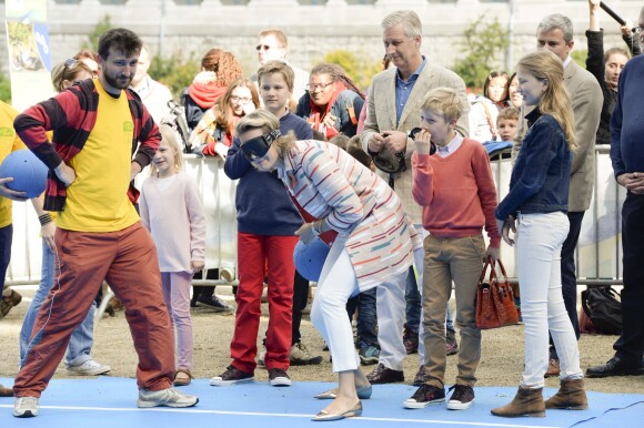 La reine Mathilde de Belgique s'essaye au jeu de quilles les yeux bandés, le 20 septembre 2015 à Bruxelles, dans le Parc du Cinquantenaire, à l'occasion de la 9e Fête du Sport. La famille royale participait ce jour-là au Dimanche sans voiture.
