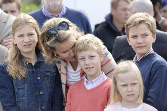 La reine Mathilde de Belgique et ses quatre enfants le 20 septembre 2015 à Bruxelles, dans le Parc du Cinquantenaire, à l'occasion de la 9e Fête du Sport. La famille royale participait ce jour-là au Dimanche sans voiture.