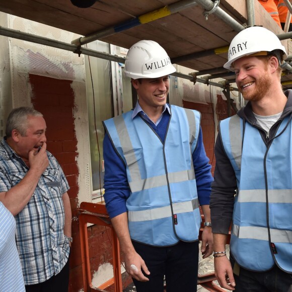 Le prince William et le prince Harry étaient le 23 septembre 2015 à Manchester pour aider l'équipe DIY SOS de la BBC à rénover les habitations de toute une rue en vue d'accueillir des vétérans de l'armée.