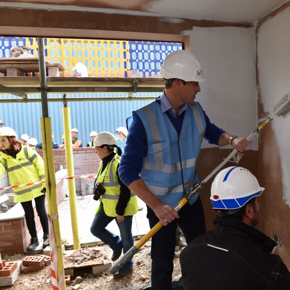 Le prince William et le prince Harry étaient le 23 septembre 2015 à Manchester pour aider l'équipe DIY SOS de la BBC à rénover les habitations de toute une rue en vue d'accueillir des vétérans de l'armée.