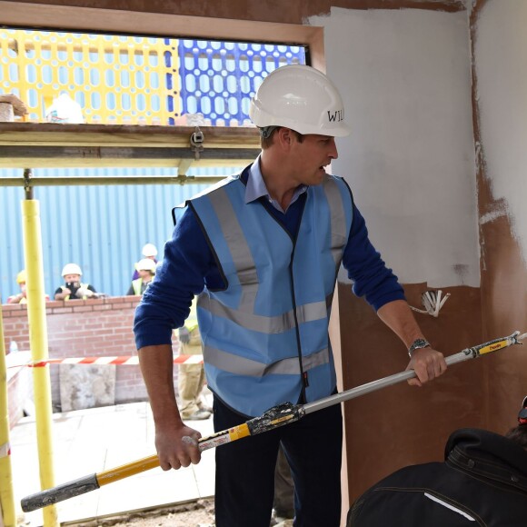Le prince William et le prince Harry étaient le 23 septembre 2015 à Manchester pour aider l'équipe DIY SOS de la BBC à rénover les habitations de toute une rue en vue d'accueillir des vétérans de l'armée.