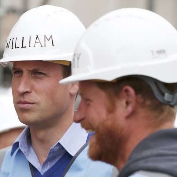 Le prince William et le prince Harry étaient le 23 septembre 2015 à Manchester pour aider l'équipe DIY SOS de la BBC à rénover les habitations de toute une rue en vue d'accueillir des vétérans de l'armée.