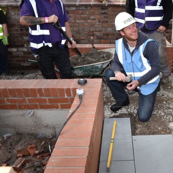 Le prince William et le prince Harry étaient le 23 septembre 2015 à Manchester pour aider l'équipe DIY SOS de la BBC à rénover les habitations de toute une rue en vue d'accueillir des vétérans de l'armée.