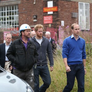 Le prince William et le prince Harry étaient le 23 septembre 2015 à Manchester pour aider l'équipe DIY SOS de la BBC à rénover les habitations de toute une rue en vue d'accueillir des vétérans de l'armée.