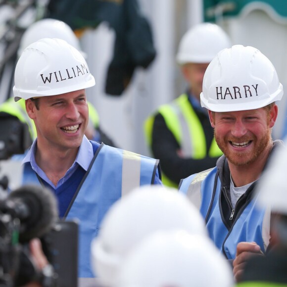 Le prince William et le prince Harry étaient le 23 septembre 2015 à Manchester pour aider l'équipe DIY SOS de la BBC à rénover les habitations de toute une rue en vue d'accueillir des vétérans de l'armée.