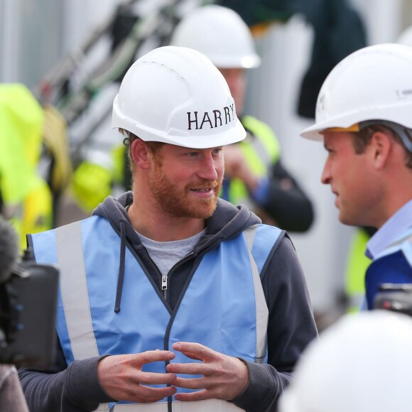 Le prince William et le prince Harry étaient le 23 septembre 2015 à Manchester pour aider l'équipe DIY SOS de la BBC à rénover les habitations de toute une rue en vue d'accueillir des vétérans de l'armée.