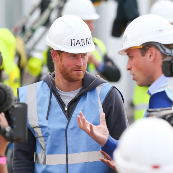 Le prince William et le prince Harry étaient le 23 septembre 2015 à Manchester pour aider l'équipe DIY SOS de la BBC à rénover les habitations de toute une rue en vue d'accueillir des vétérans de l'armée.