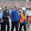 Le prince William et le prince Harry étaient le 23 septembre 2015 à Manchester pour aider l'équipe DIY SOS de la BBC à rénover les habitations de toute une rue en vue d'accueillir des vétérans de l'armée.