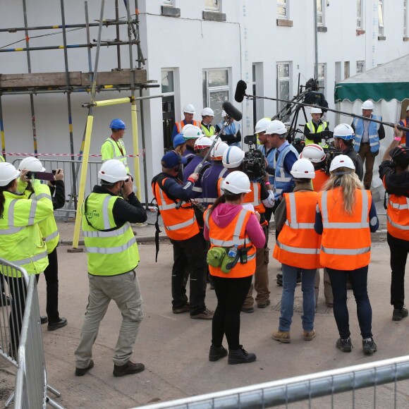 Le prince William et le prince Harry étaient le 23 septembre 2015 à Manchester pour aider l'équipe DIY SOS de la BBC à rénover les habitations de toute une rue en vue d'accueillir des vétérans de l'armée.