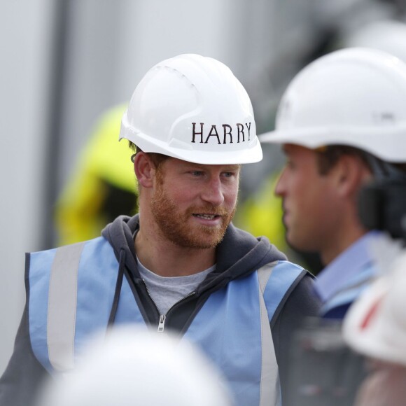 Le prince William et le prince Harry étaient le 23 septembre 2015 à Manchester pour aider l'équipe DIY SOS de la BBC à rénover les habitations de toute une rue en vue d'accueillir des vétérans de l'armée.