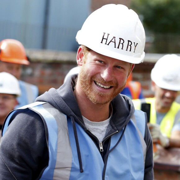 Le prince William et le prince Harry étaient le 23 septembre 2015 à Manchester pour aider l'équipe DIY SOS de la BBC à rénover les habitations de toute une rue en vue d'accueillir des vétérans de l'armée.