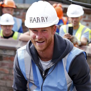 Le prince William et le prince Harry étaient le 23 septembre 2015 à Manchester pour aider l'équipe DIY SOS de la BBC à rénover les habitations de toute une rue en vue d'accueillir des vétérans de l'armée.