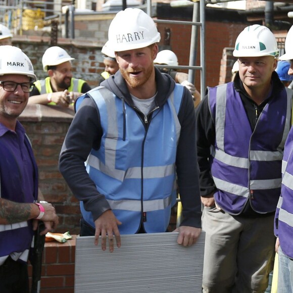 Le prince William et le prince Harry étaient le 23 septembre 2015 à Manchester pour aider l'équipe DIY SOS de la BBC à rénover les habitations de toute une rue en vue d'accueillir des vétérans de l'armée.