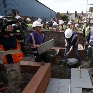 Le prince William et le prince Harry étaient le 23 septembre 2015 à Manchester pour aider l'équipe DIY SOS de la BBC à rénover les habitations de toute une rue en vue d'accueillir des vétérans de l'armée.