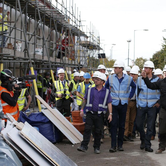 Le prince William et le prince Harry étaient le 23 septembre 2015 à Manchester pour aider l'équipe DIY SOS de la BBC à rénover les habitations de toute une rue en vue d'accueillir des vétérans de l'armée.