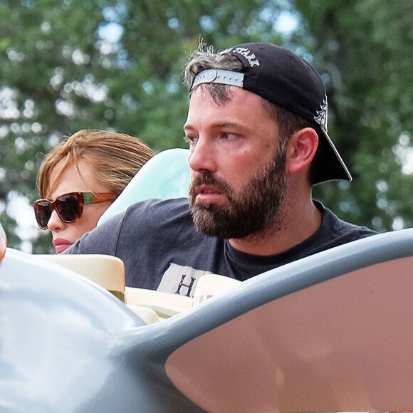 Exclusif - Ben Affleck et Jennifer Garner font l'effort d'amener leurs enfants à Disneyworld au lendemain de l'anniversaire de Ben à Orlando le 16 août 2015.