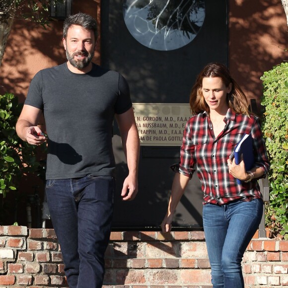 Ben Affleck et Jennifer Garner sortent ensemble d'un centre médical à Santa Monica le 3 septembre 2015. Ils sont très souriants malgré le fait qu'ils soient en plein divorce.