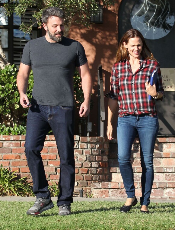 Ben Affleck et Jennifer Garner sortent ensemble d'un centre médical à Santa Monica le 3 septembre 2015. Ils sont très souriants malgré le fait qu'ils soient en plein divorce.