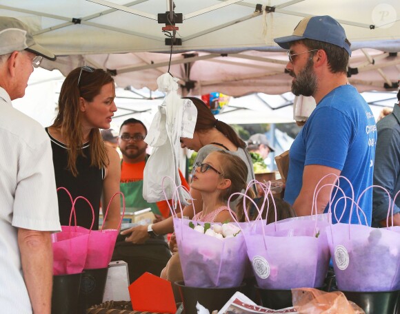 Ben Affleck et Jennifer Garner se sont retrouvés pour emmener leurs enfants Seraphina, Violet, et Samuel à l'église et faire des courses au farmer's market à Pacific Palisades, le 20 septembre 2015