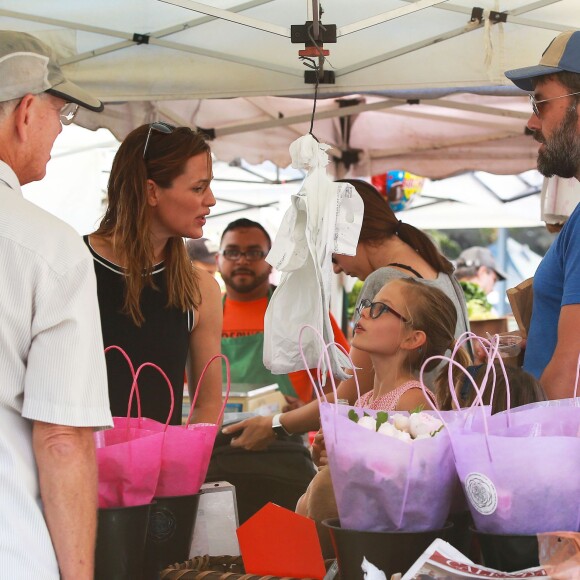 Ben Affleck et Jennifer Garner se sont retrouvés pour emmener leurs enfants Seraphina, Violet, et Samuel à l'église et faire des courses au farmer's market à Pacific Palisades, le 20 septembre 2015