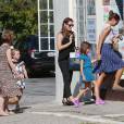 Ben Affleck et Jennifer Garner se sont retrouvés pour emmener leurs enfants Seraphina, Violet, et Samuel à l'église et faire des courses au farmer's market à Pacific Palisades, le 20 septembre 2015