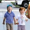 Abel et Archibald, les fils d'Amy Poehler, à Beverly Hills, Los Angeles, le 4 mai 2014