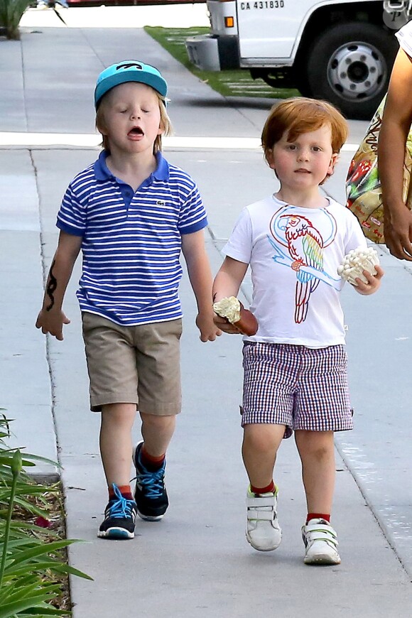 Abel et Archibald, les fils d'Amy Poehler, à Beverly Hills, Los Angeles, le 4 mai 2014
