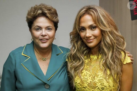 Jennifer Lopez pose avec Dilma Rousseff avant la cérémonie d'ouverture de la coupe du monde de football à Sao Paulo au Brésil le 12 juin 2014.