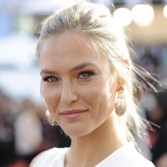 Bar Refaeli (bijoux de Grisogono) - Montée des marches du film "La Tête Haute" pour l'ouverture du 68ème Festival du film de Cannes, le 13 mai 2015.