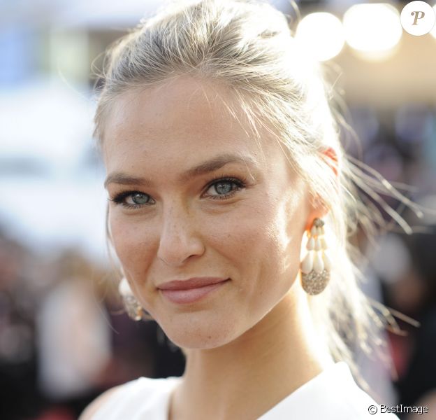 Bar Refaeli (bijoux de Grisogono) - Montée des marches du film "La Tête Haute" pour l'ouverture du 68ème Festival du film de Cannes, le 13 mai 2015.