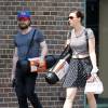 Daniel Radcliffe et sa compagne Erin Darke sont allés acheter des tapis de yoga et d'autres articles dans un magasin de sport Modell Sports à New York, le 2 juillet 2015.