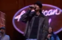 Corey Clark interprète la chanson Kiss From a Rose lors de son passage dans l'émission American Idol, saison 2