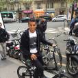 Marquinhos essaie les vélos proposés par VELAIR
