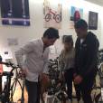 Marquinhos essaie les vélos proposés par VELAIR