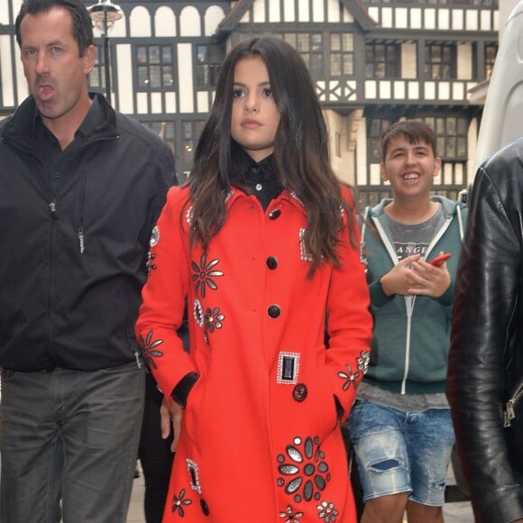 Selena Gomez en pleine promotion à Londres, le 25 septembre 2015. Elle porte 2 tenues : une robe noire et une tenue rouge.