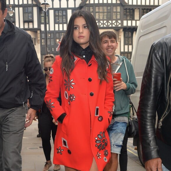 Selena Gomez en pleine promotion à Londres, le 25 septembre 2015. Elle porte 2 tenues : une robe noire et une tenue rouge. © CPA/Bestimage25/09/2015 - Londres