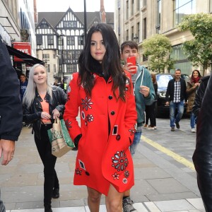 Selena Gomez en pleine promotion à Londres, le 25 septembre 2015. Elle porte 2 tenues : une robe noire et une tenue rouge.