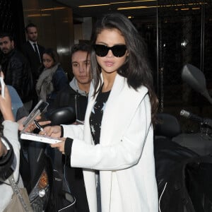 Selena Gomez à la sortie du magasin Louis Vuitton à Paris, le 27 septembre 2015