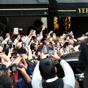 Selena Gomez déjeune au restaurant l'Avenue à Paris, le 26 septembre 2015